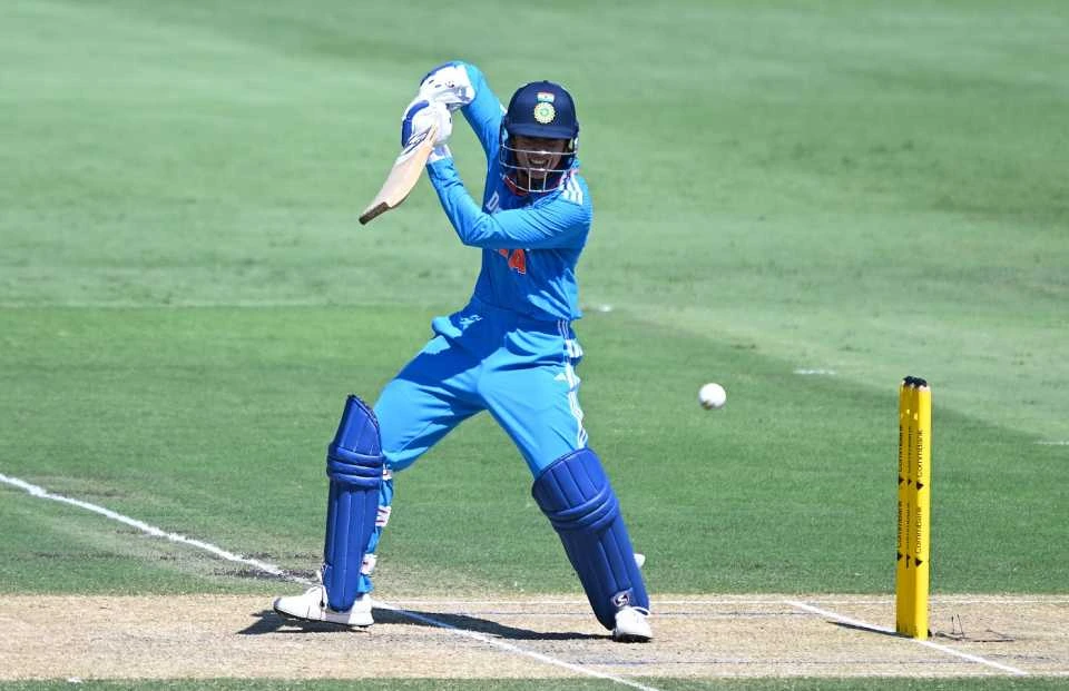 ಸ್ಮೃತಿ ಮಂಧಾನ ಫಾರ್ವರ್ಡ್ ಪಾಯಿಂಟ್ ಮೂಲಕ ಒಂದನ್ನು ಸ್ಲ್ಯಾಪ್ ಮಾಡಿದ ಕ್ಷಣ!